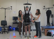 hombre paraplejico logra caminar