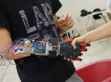 joven crea su propia mano bionica